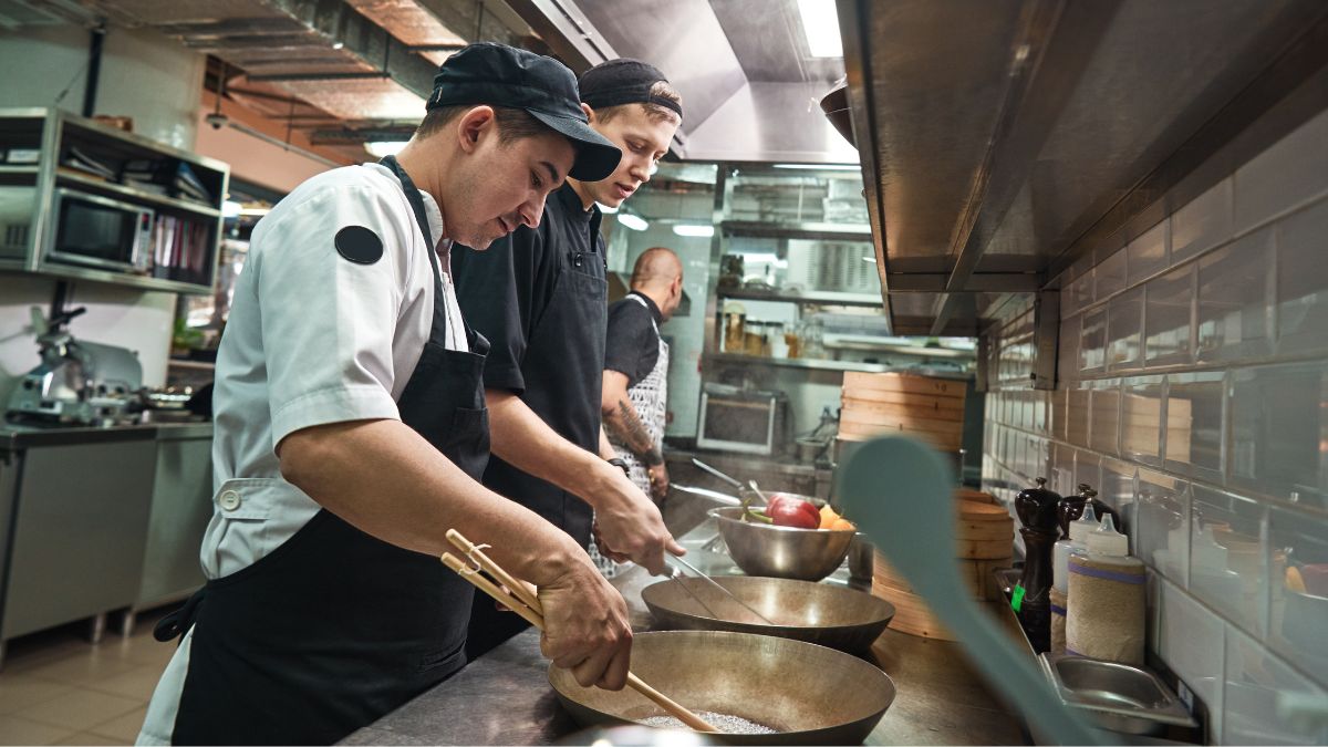 Un ayudante de cocina trabaja en un restaurante