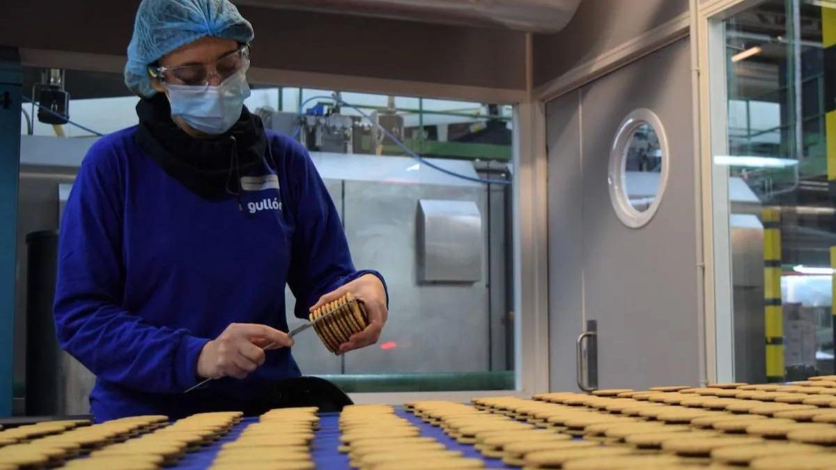 Esta conocida empresa busca becarios para trabajar en verano: hay opciones de quedarse