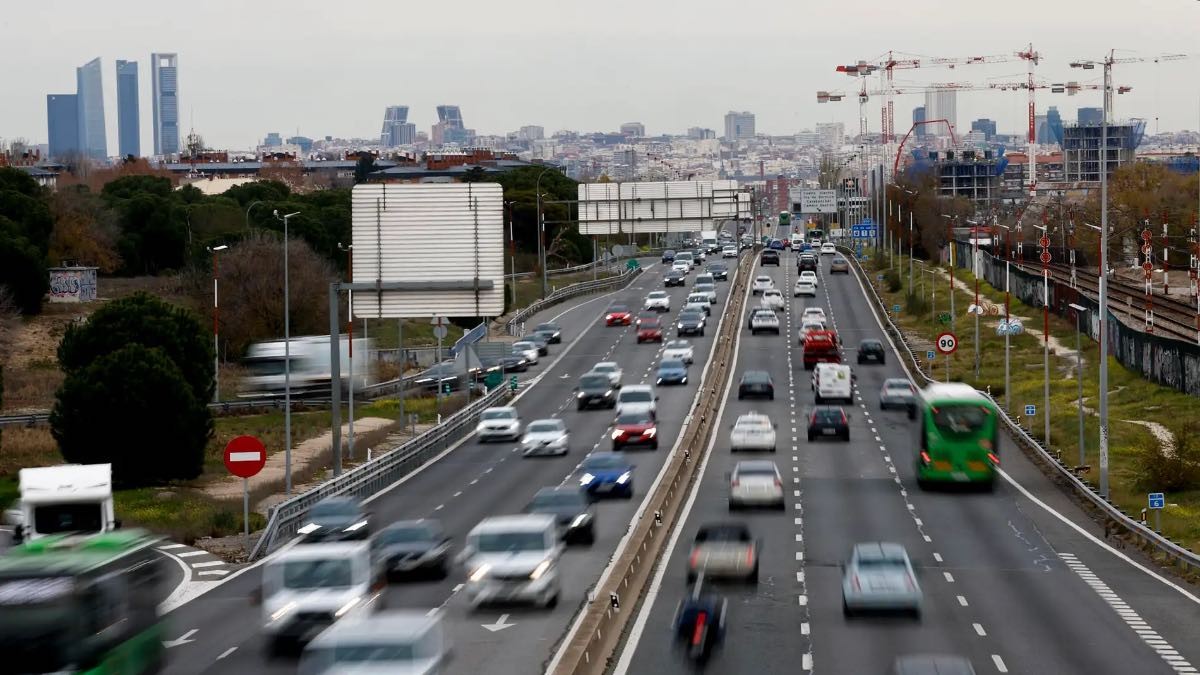 Adiós a estos coches en julio: la DGT prohíbe su circulación