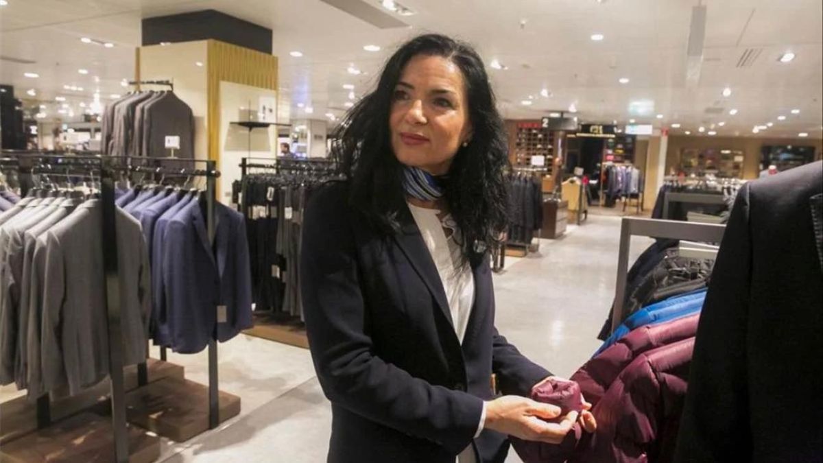 Una dependienta de la sección de moda en la cadena El Corte Inglés.