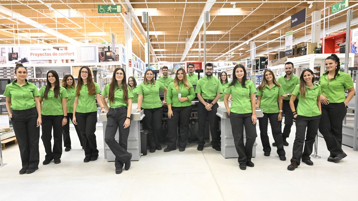 Un grupo de empleados de Leroy Merlin