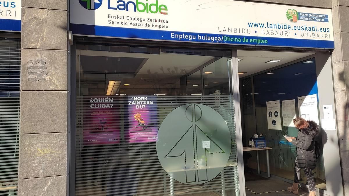 Mujer esperando para pasar a una oficina de empleo de Lanbide.