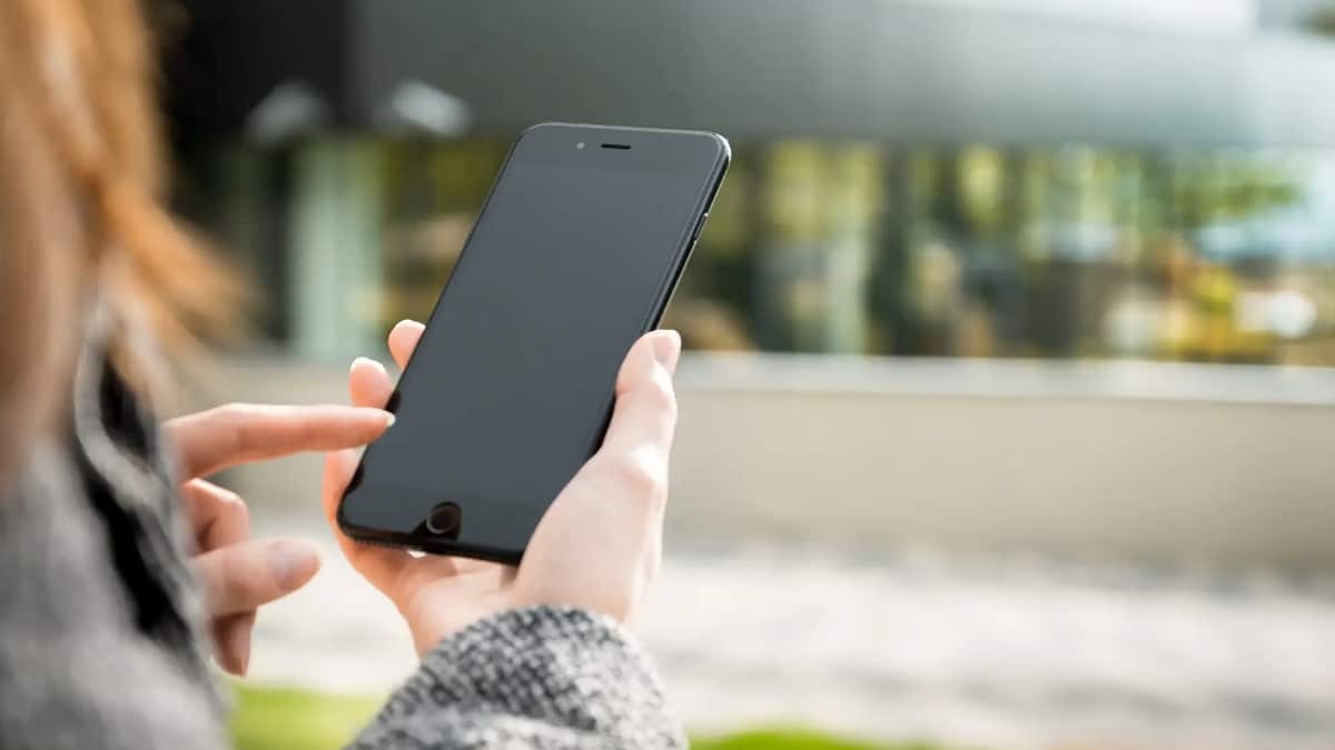 La OCU alerta de la última peligrosa estafa que llega a los móviles: debes desactivar esta función