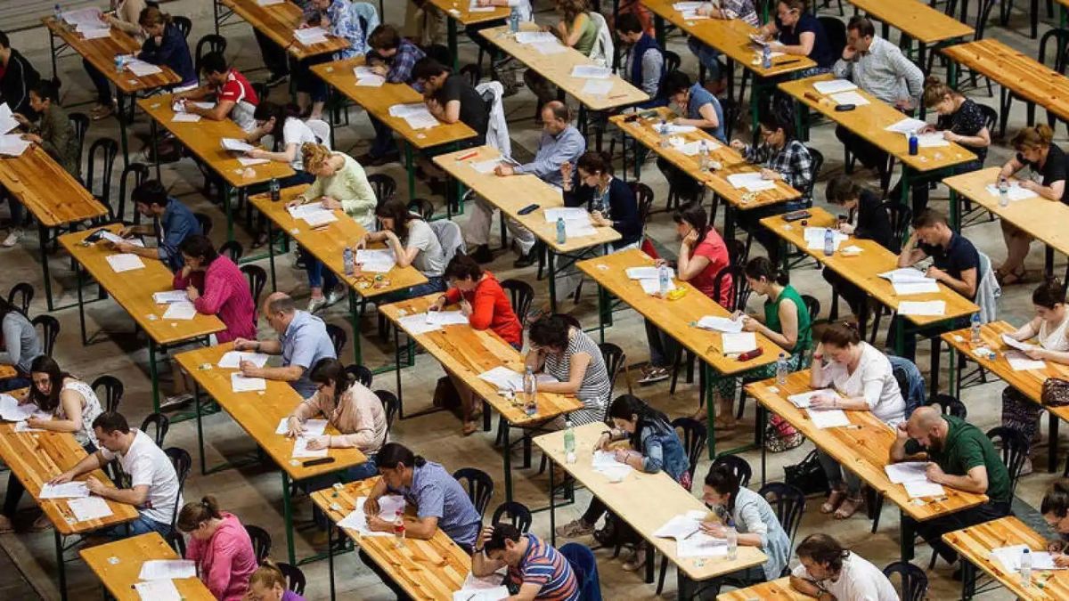 Unos opositores realizando un examen.