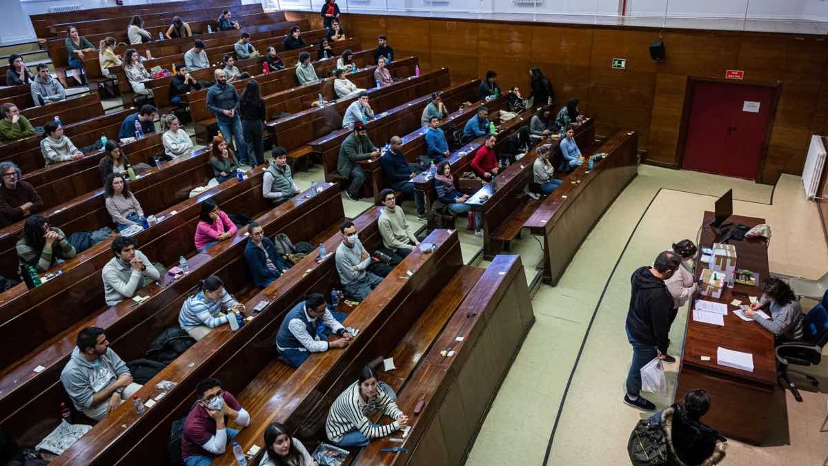 Los opositores que pueden pedir una beca de 8.000 euros anuales a partir de hoy