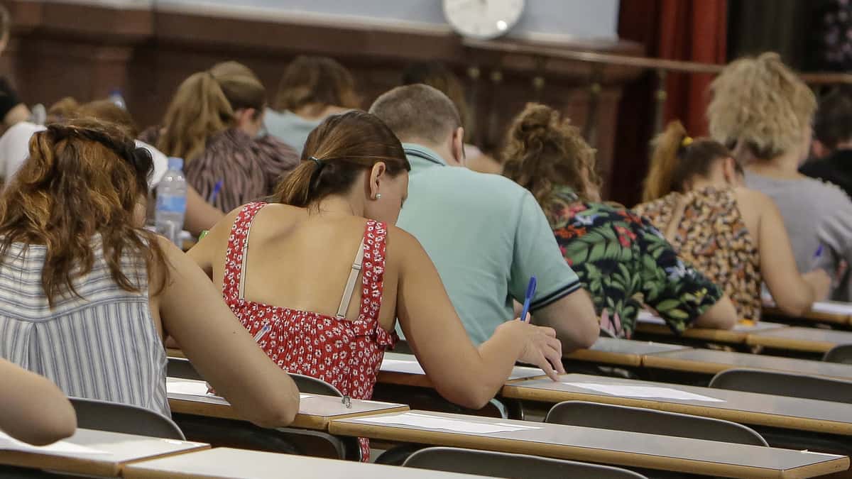 Varios opositores haciendo examen a maestros