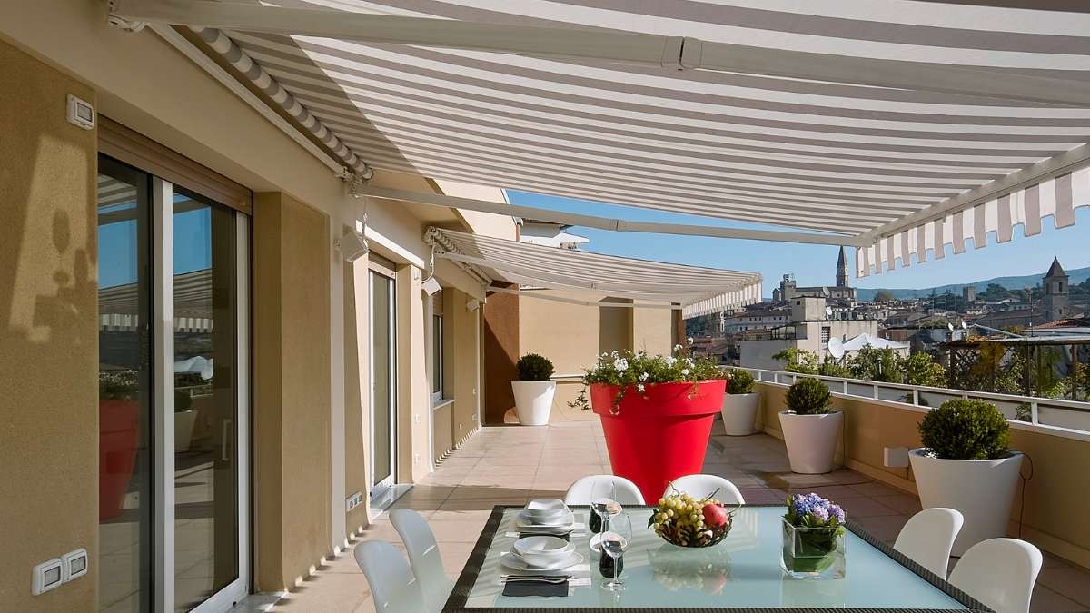 Lidl tiene un toldo que no necesita instalación ni hacer agujeros para proteger la terraza del sol y el calor