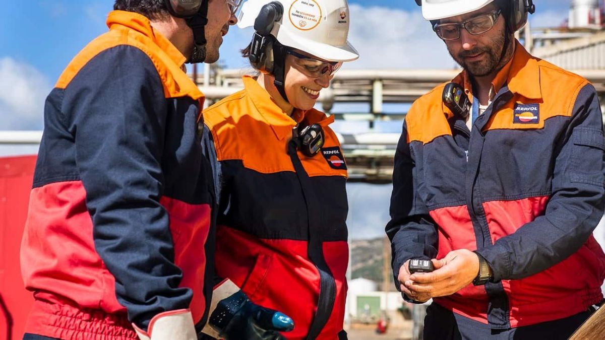 Tres trabajadores de Repsol durante una actividad de su jornada laboral.