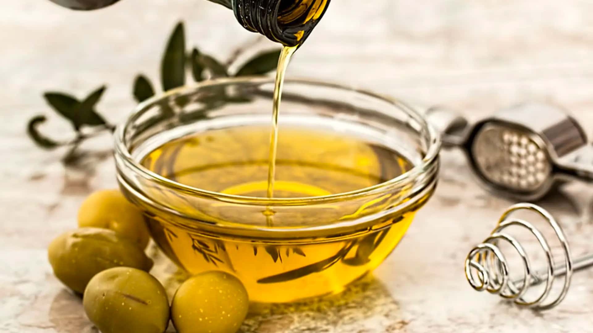 El Gobierno eliminará el IVA del aceite de oliva a partir del 1 de julio: el precio bajará