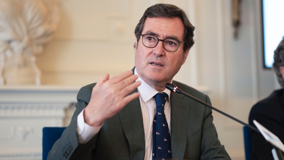 La reducción de la jornada laboral podría durar poco: CEOE amenaza con derogarla cuando cambie el Gobierno