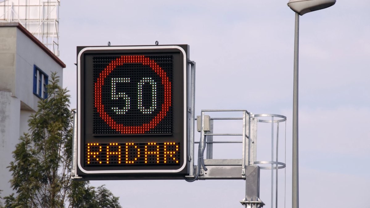 La DGT avisa del cambio en los límites de velocidad de los radares: entran en vigor en junio