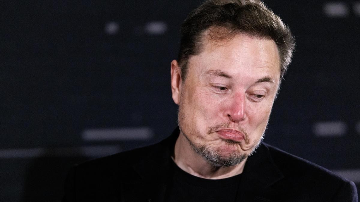 Elon Musk le declara la guerra a 'Apple' y mete por medio a sus empleados