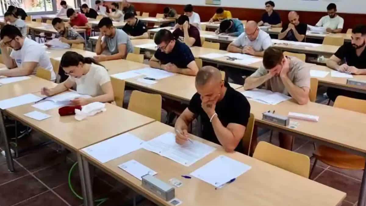 varios opositores realizan un examen