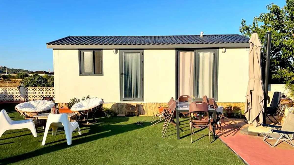 Esta casa prefabricada es perfecta para vacaciones: incluye todos los muebles y espacio para invitados