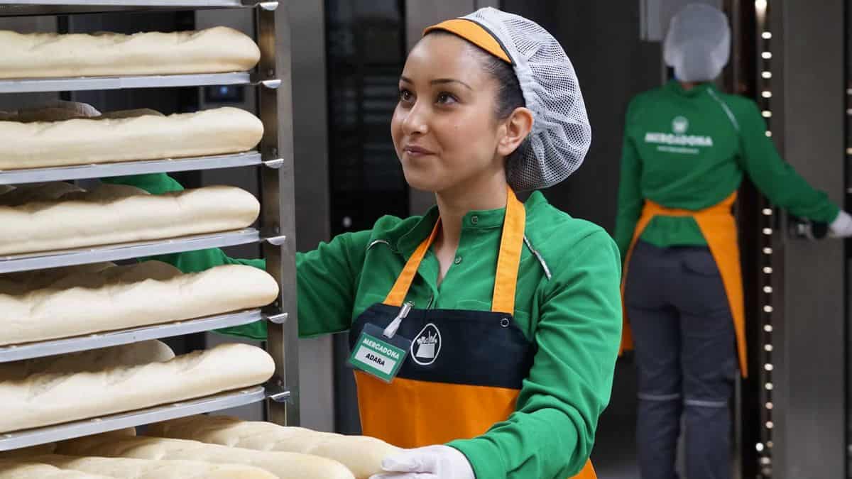 Una empleada de Mercadona trabajando