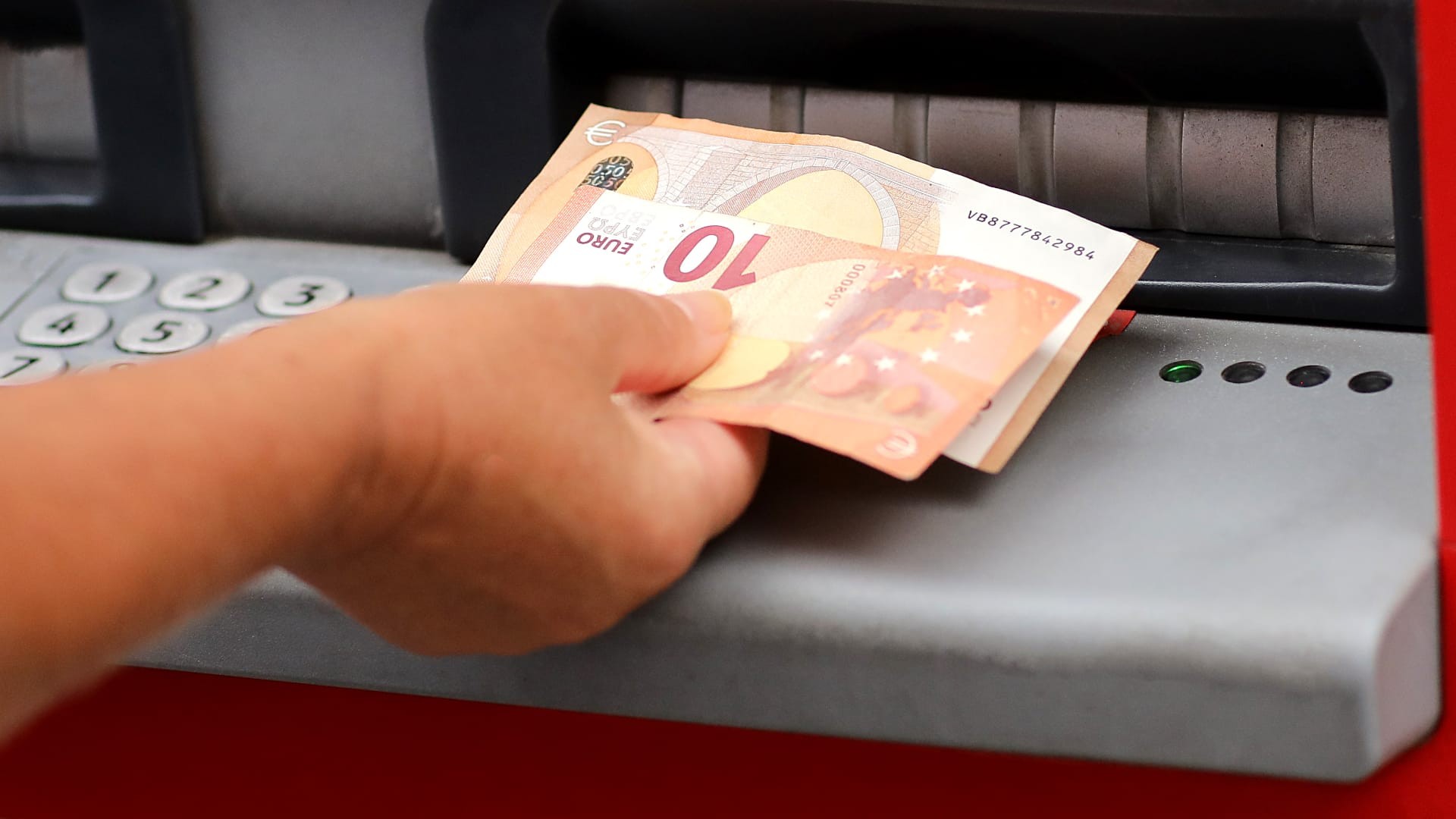 Cuándo se cobra el paro en junio de 2024: fecha de ingreso de CaixaBank, Santander o BBVA