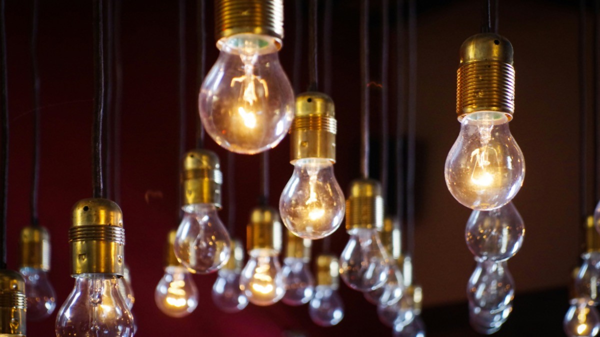 Precio de la luz domingo, 21 de julio de 2024, por horas: cuándo es más barata y más cara