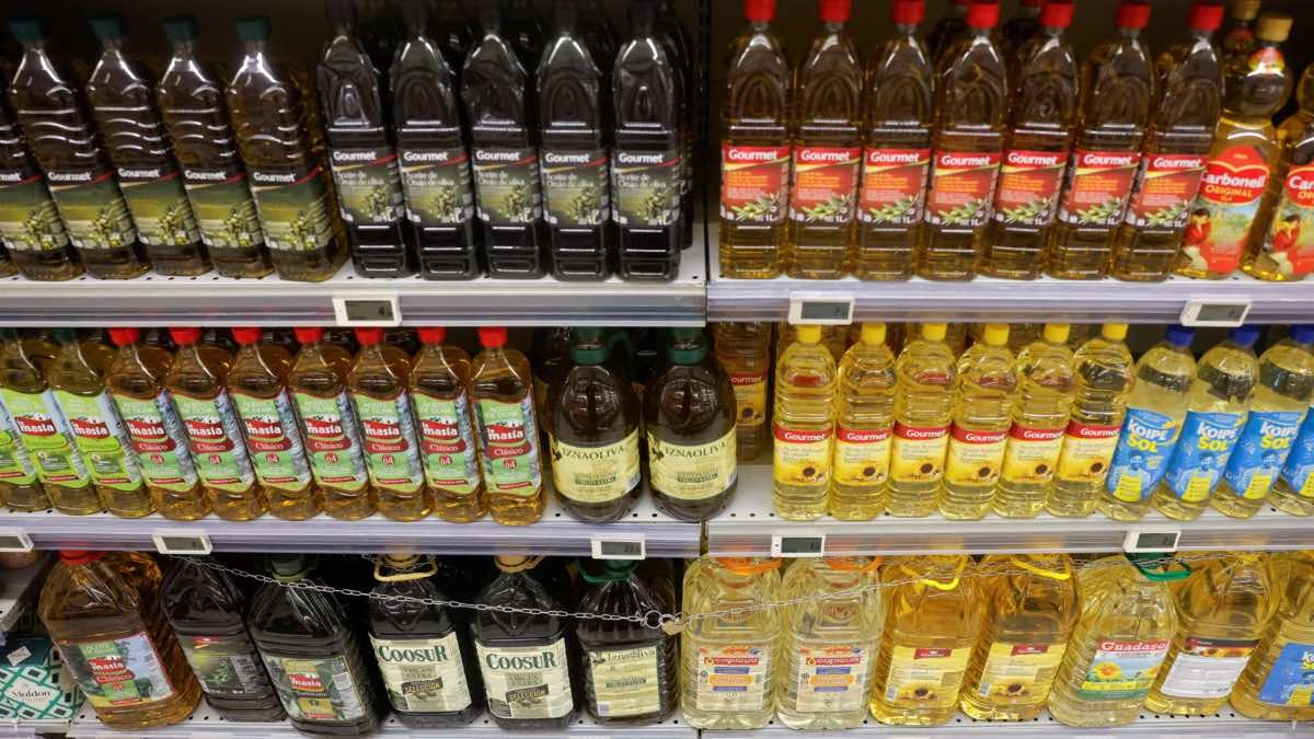 El precio del aceite de oliva es casi 5 euros más barato en este supermercado y ciudad: ¿dónde comprar?