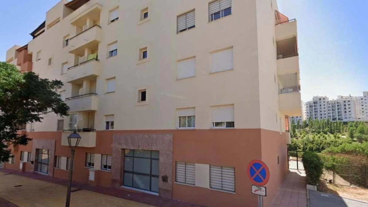CaixaBank necesita vender este piso en Barcelona con terraza y cocina amueblada por tan solo 51.000 euros