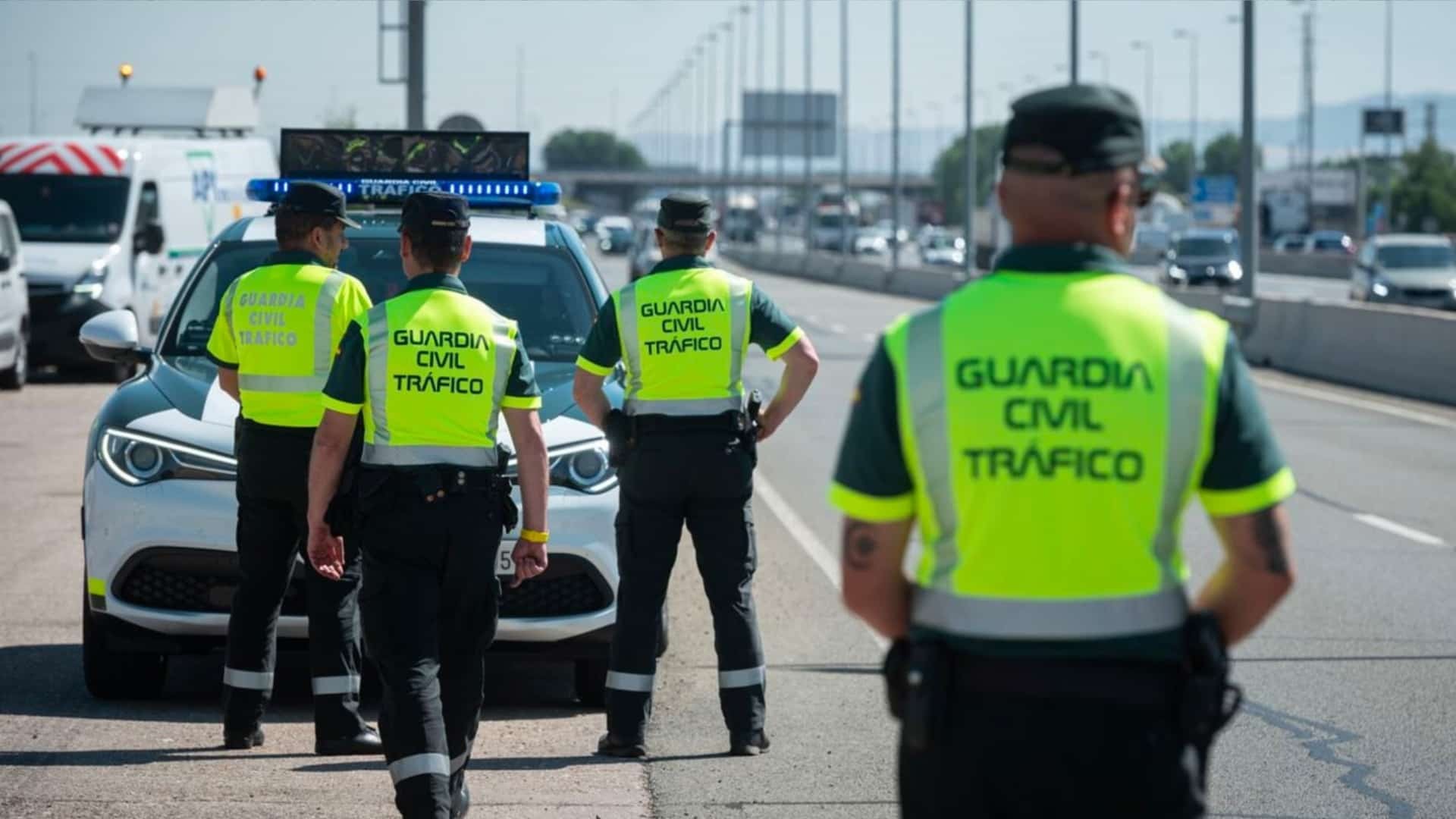 La DGT empezará a multar a los conductores que ahorren en luz: hasta 200 euros