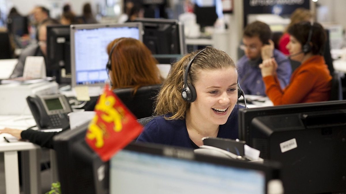 Urge contratar 1.000 teleoperadores/as para trabajar en España: salario hasta 20.000€ y opción de teletrabajo