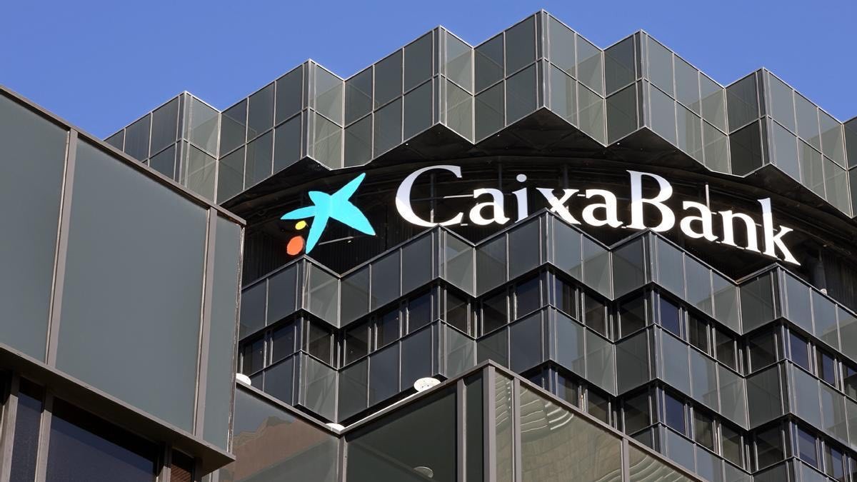 CaixaBank sorprende con un incremento del 25% en sus beneficios en el primer semestre del año