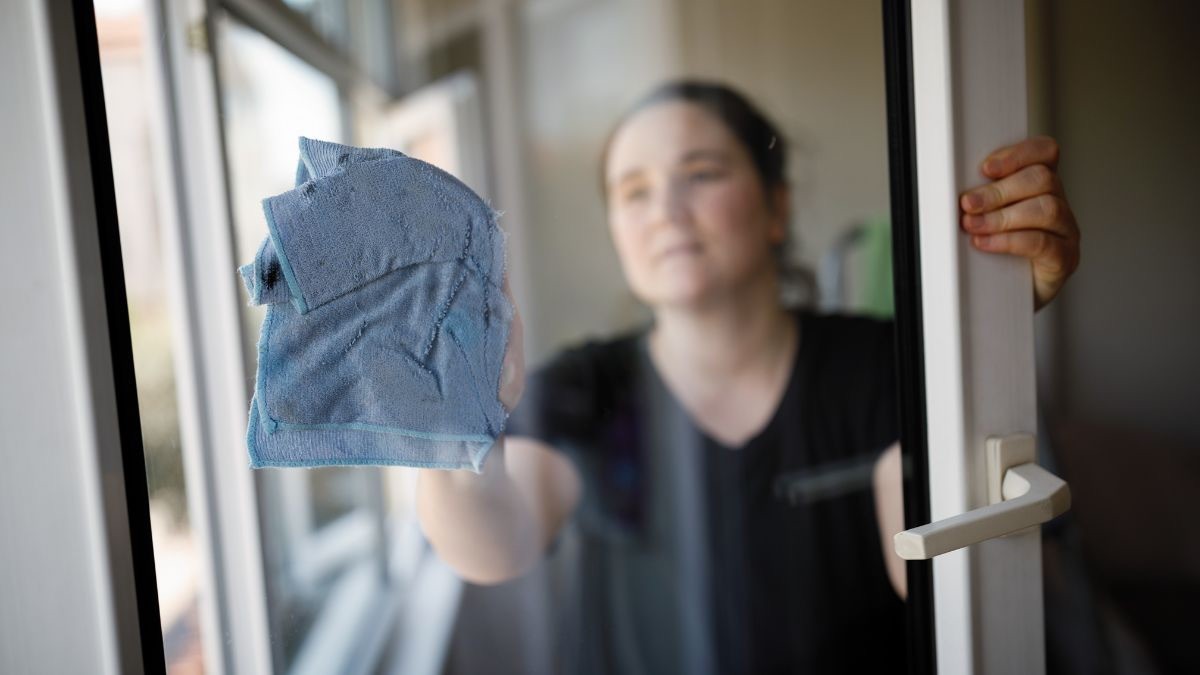 Las empleadas del hogar siguen sin prevención de riesgos laborales pero esta PNL les acerca