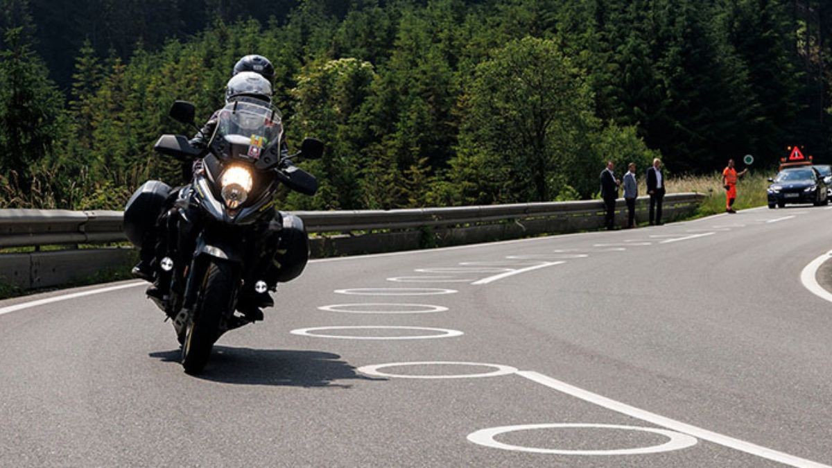 Este es el significado de los círculos en la carretera, la nueva señal de la DGT que salva la vida a los motoristas