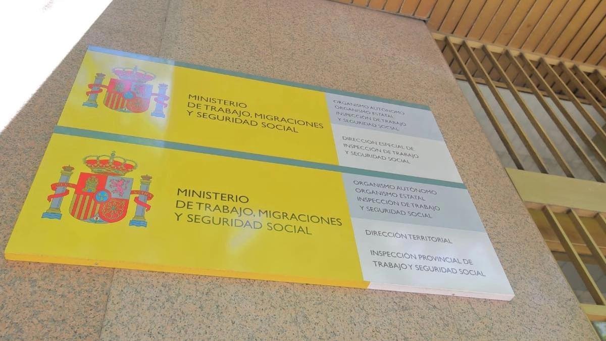 Trabajo multa con hasta 7.500 euros a las empresas que llamen a sus trabajadores de vacaciones