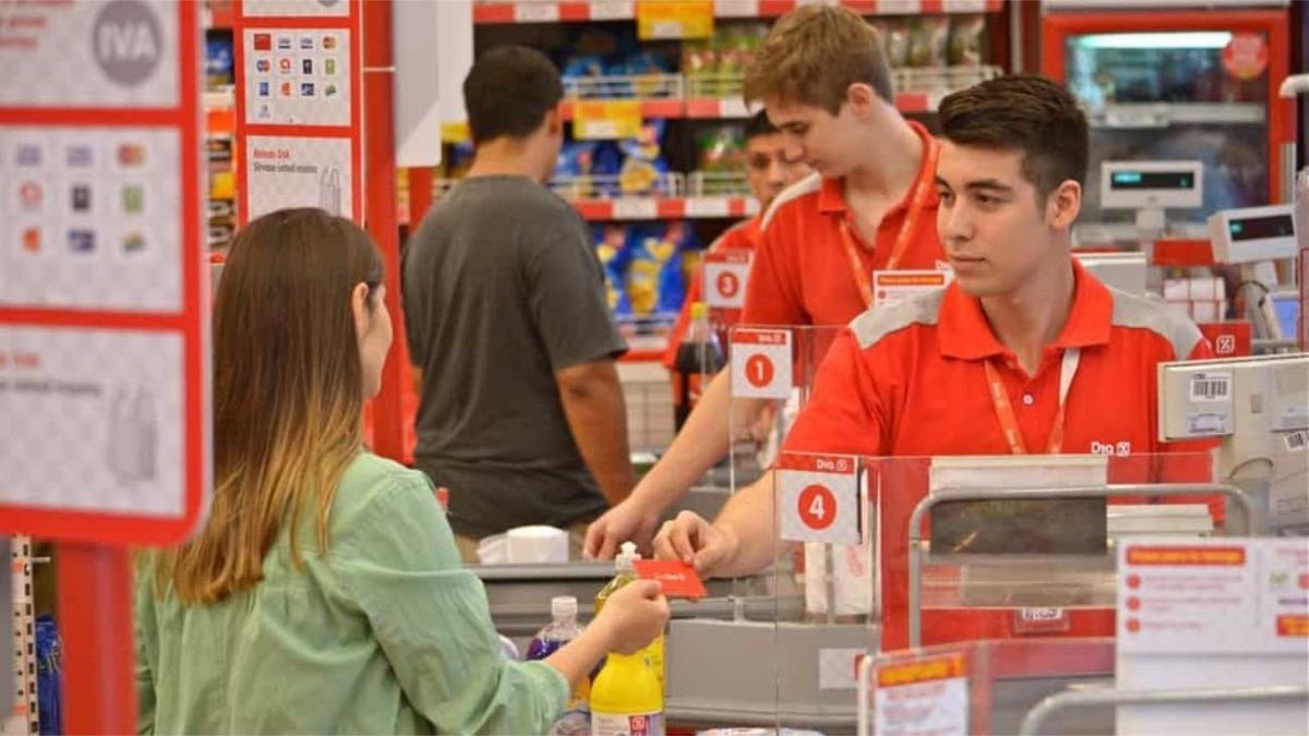 Una trabajadora de supermercado intenta estafar a su propia cadena con pegatinas de descuento de otra tienda