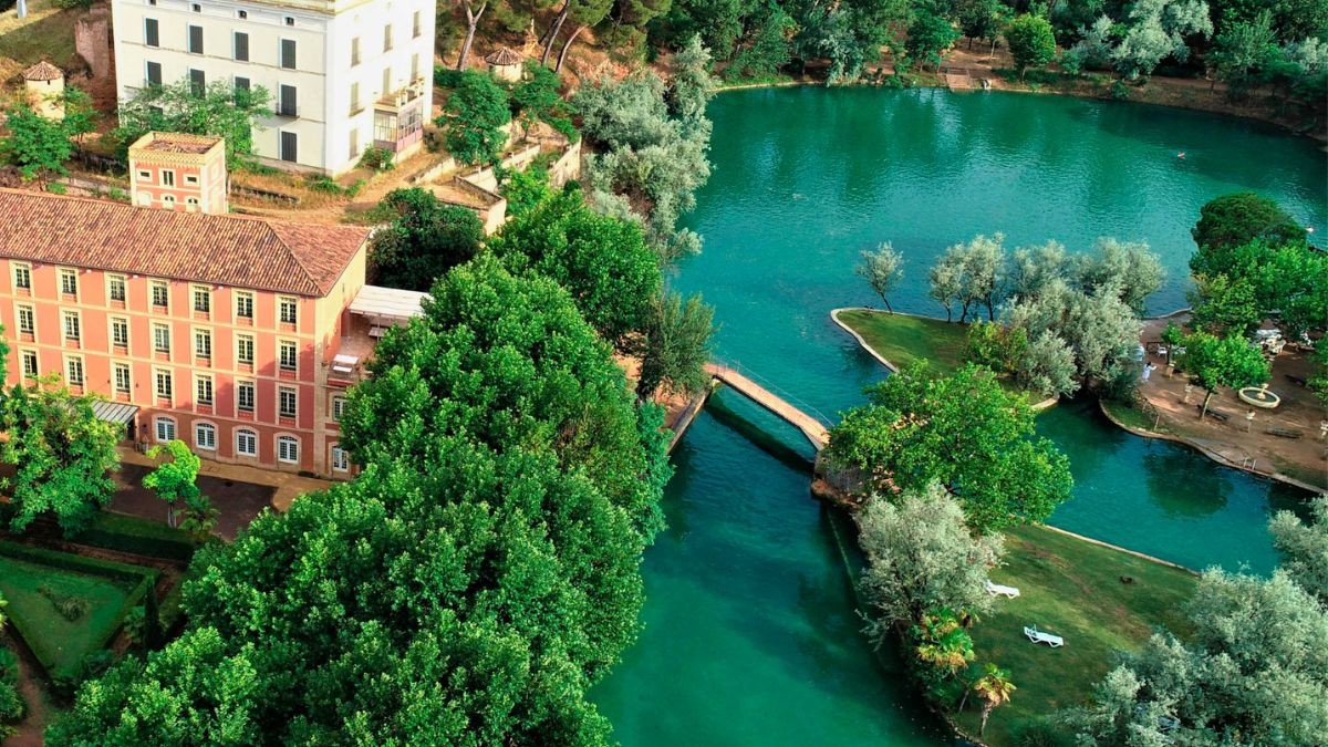 A dos horas de Madrid y con aguas medicinales: así es la piscina termal más grande de Europa