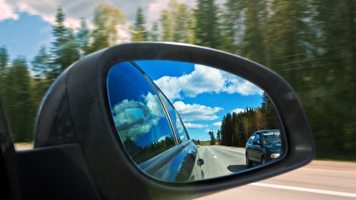 La Policía alerta sobre el nuevo robo mientras conduces: “Si ves esto en tu retrovisor” eres la próxima víctima