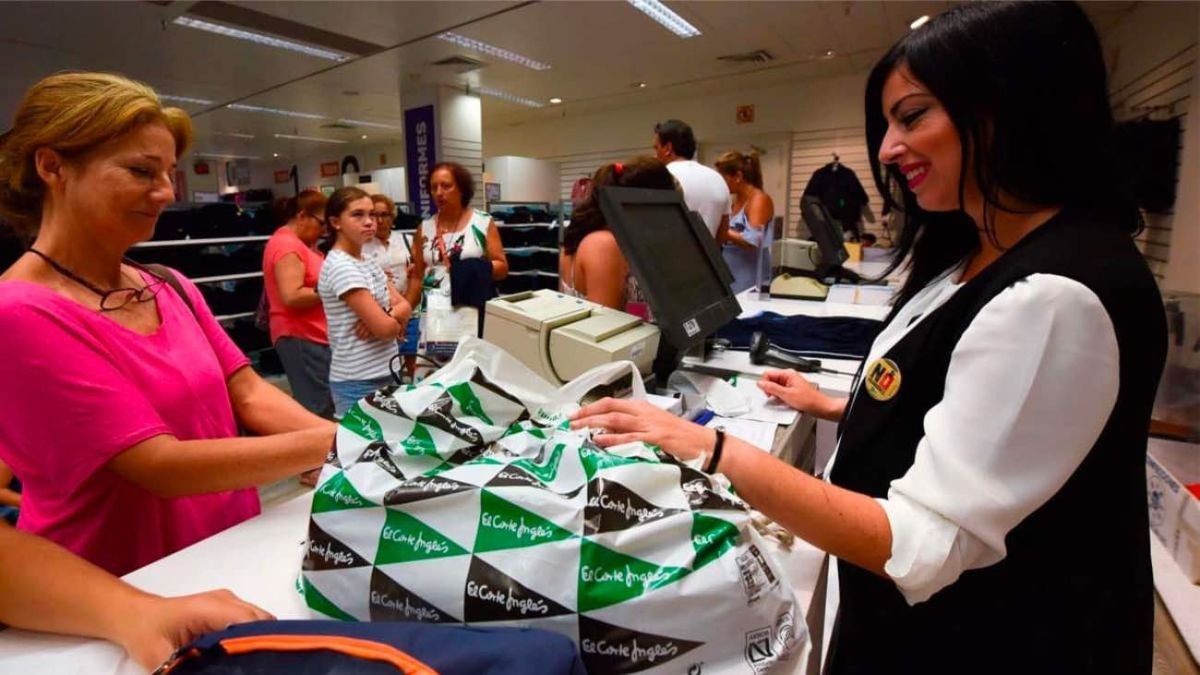 El Corte Inglés busca personal con sueldo de 1.600 euros y contrato indefinido: no piden experiencia