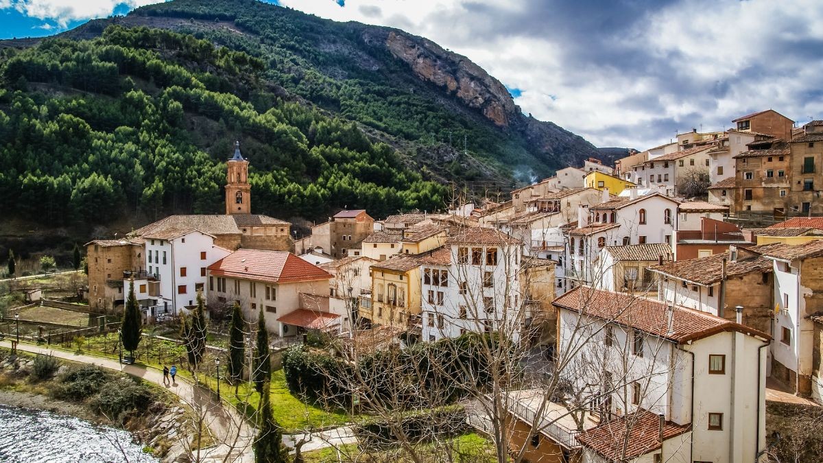 El bonito pueblo con piscinas de aguas termales medicinales gratis que conquista a los jubilados