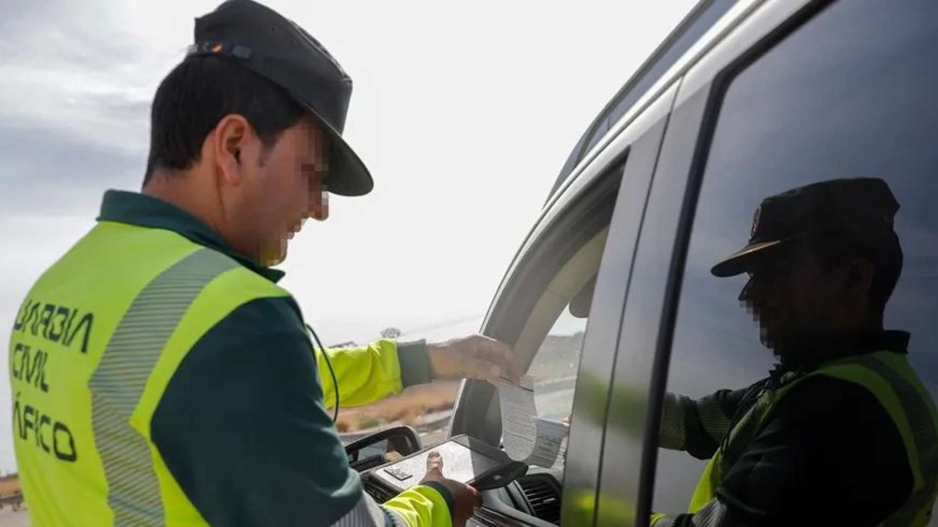 Multa de 1.000 euros y retirada inmediata del vehículo a los conductores que pongan esto en el coche