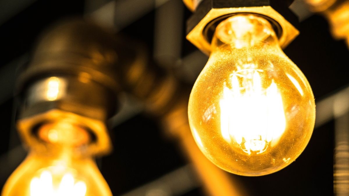 Precio de la luz domingo, 4 de agosto de 2024 por horas: cuándo es más barata y más cara