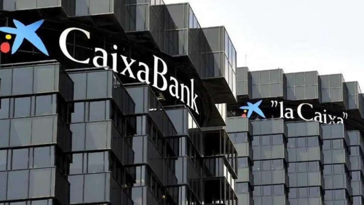 CaixaBank lanza un importante aviso que beneficiará a los que vivan en pueblos