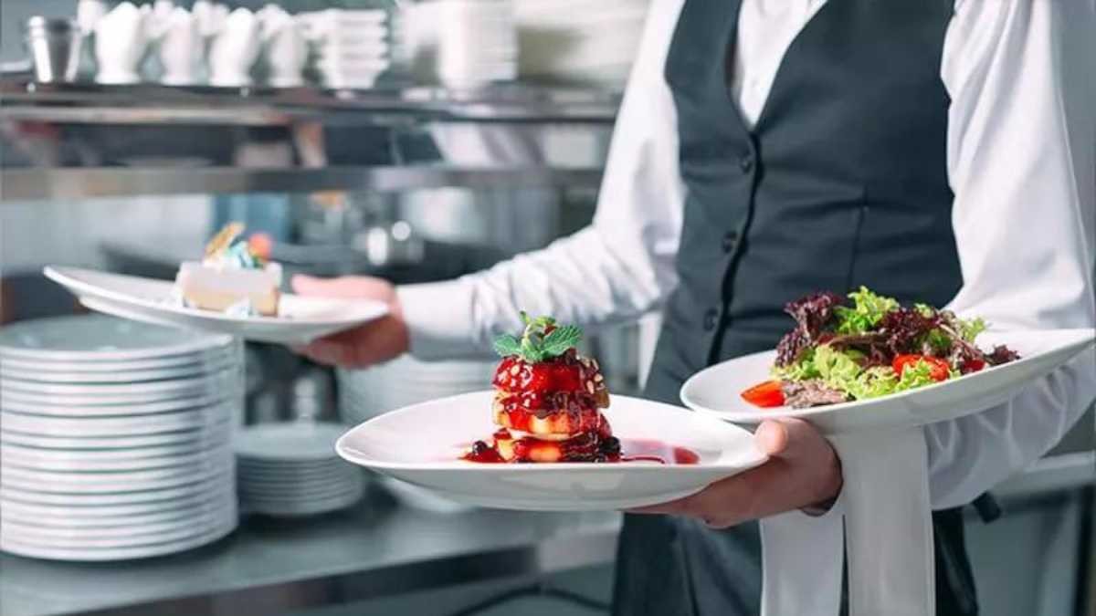 Sueldos de hasta 1.900 euros e incorporación inmediata: buscan 350 camareros para trabajar en hoteles de 4 y 5 estrellas