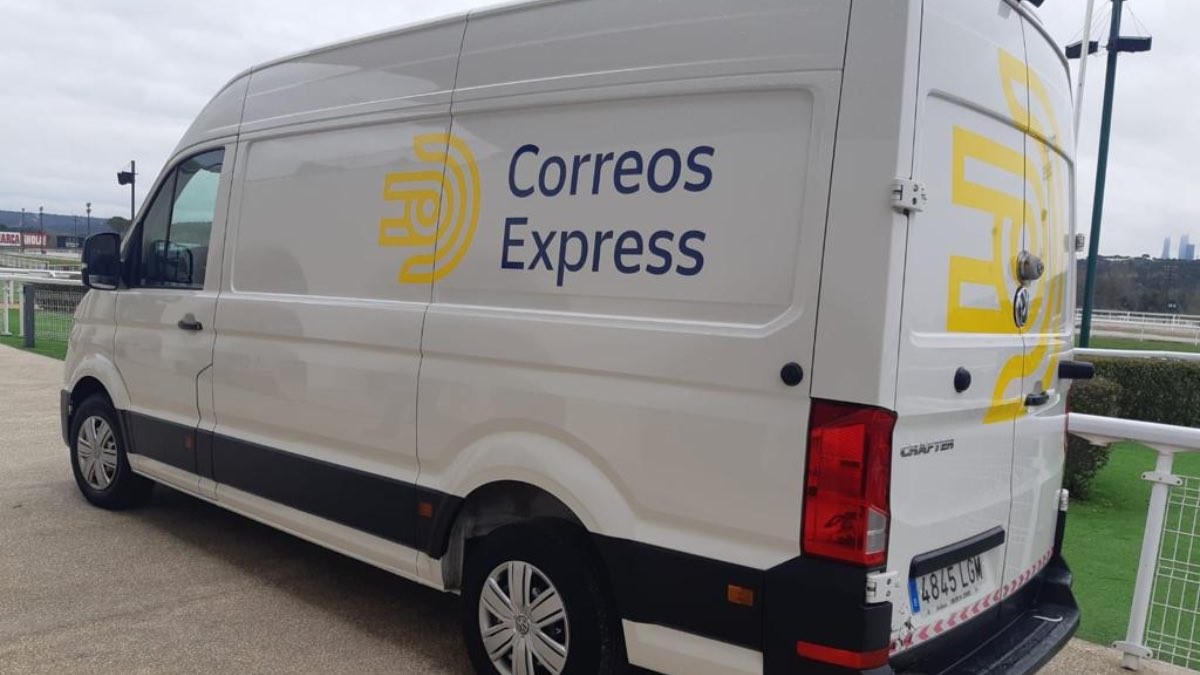 Correos ofrece empleo fijo sin oposición para su filial: sueldo de 2.800 euros y hay prácticas para jóvenes