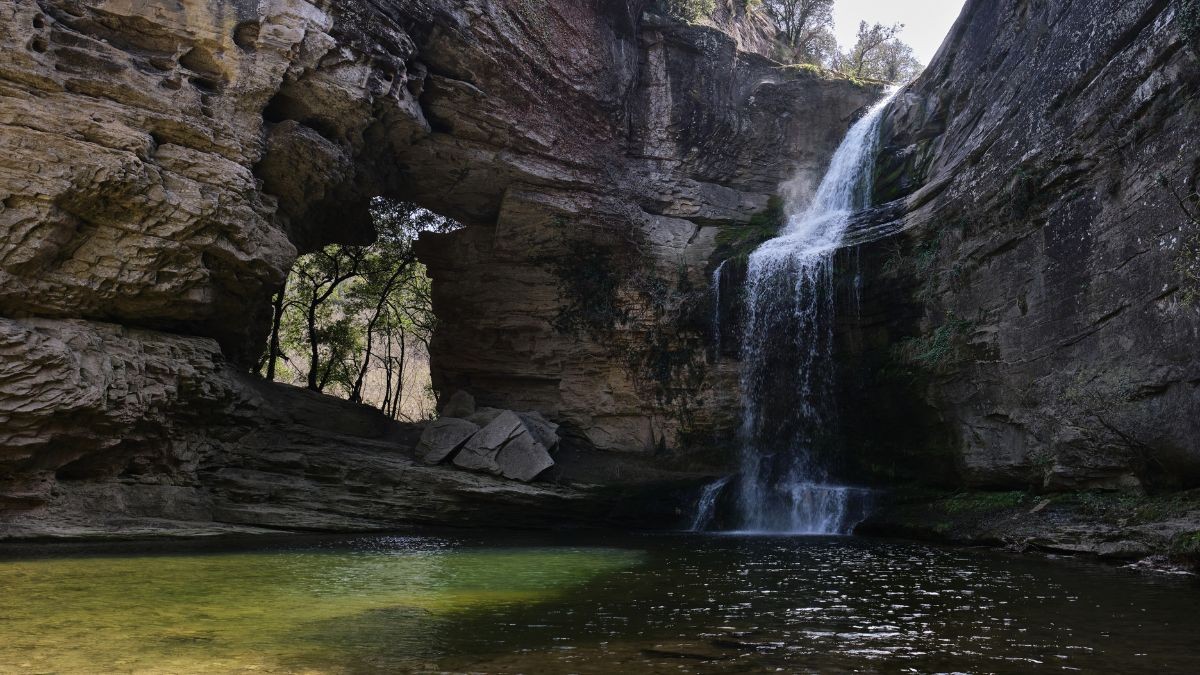 Adiós Termalismo del Imserso: la piscina natural que enamora a los jubilados y cuesta 2 euros