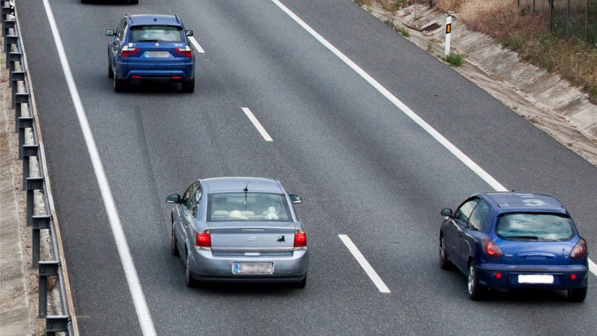 La DGT deja claro a quién multa si adelantas por la derecha en autopista