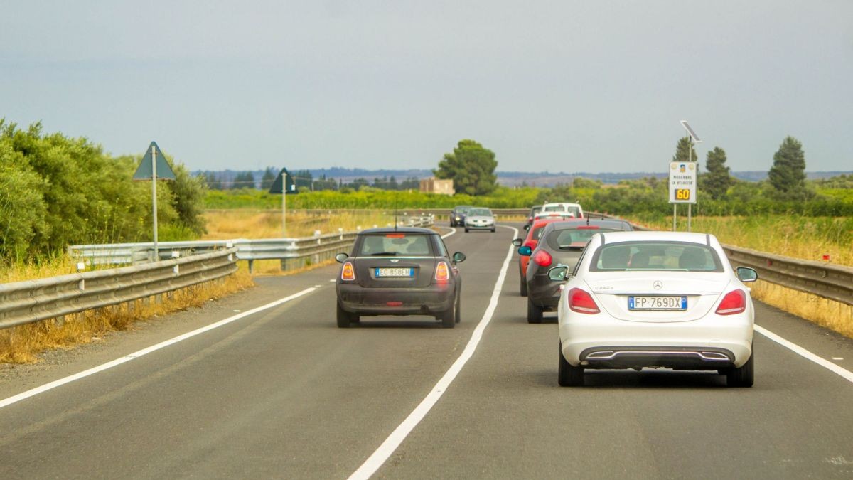La DGT avisa: multa de 200 euros si adelantas por la izquierda en la carretera