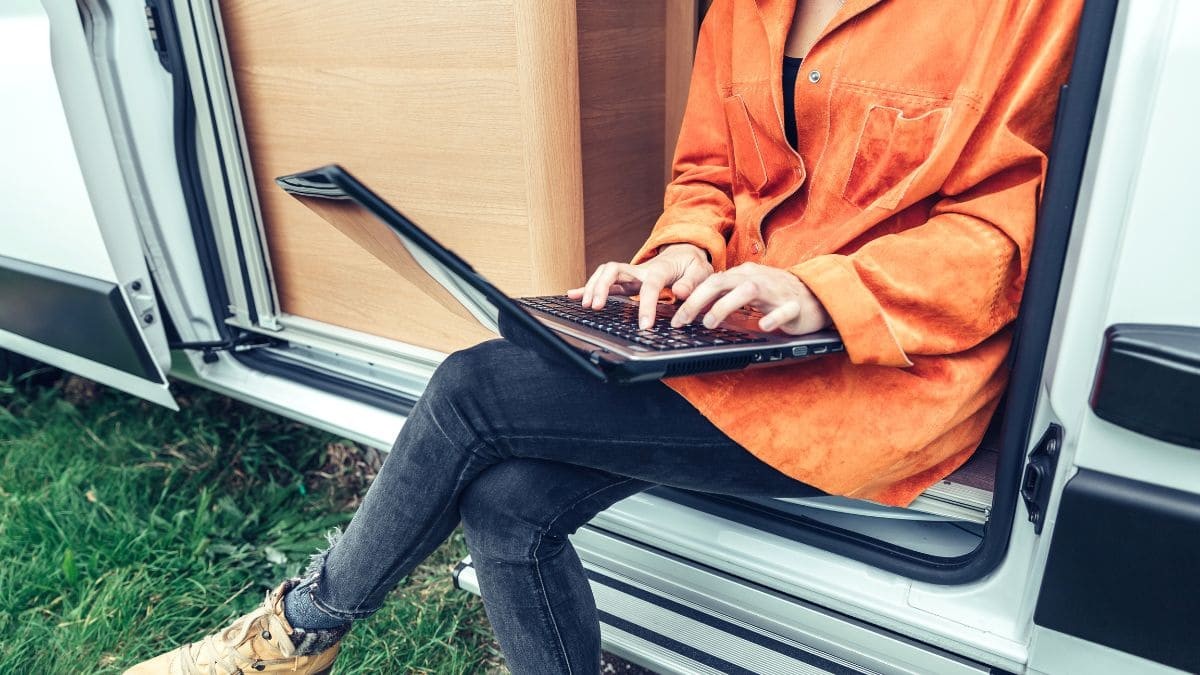 ¿Dónde puedo estudiar cursos online gratis para encontrar rápidamente trabajo?