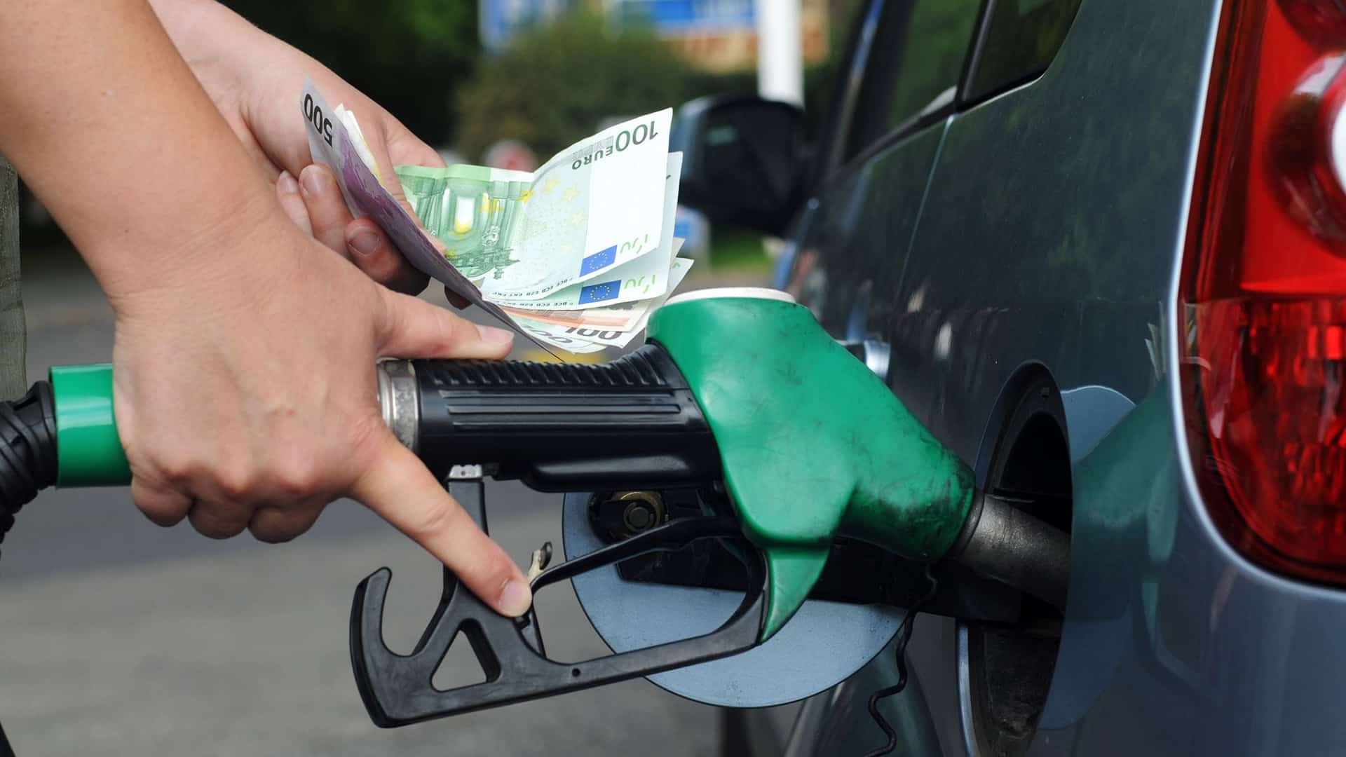La DGT da estos consejos para ahorrar hasta 500 euros en gasolina