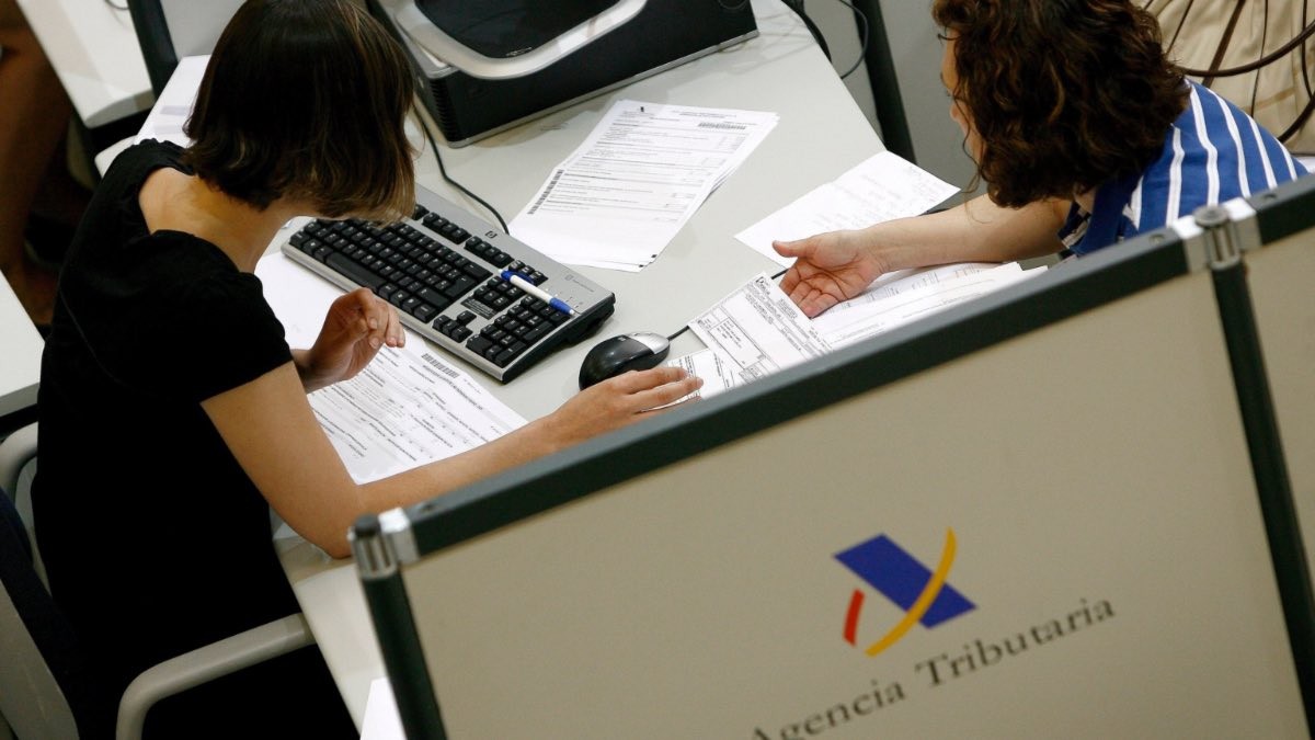 Los contribuyentes contra Hacienda: se quejan de la cita previa y los retrasos en la devolución de la Renta 
