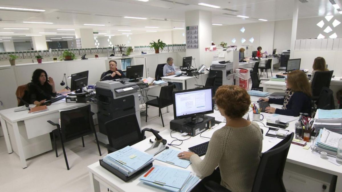 Los funcionarios de la Junta de Andalucía podrán teletrabajar tres días a la semana
