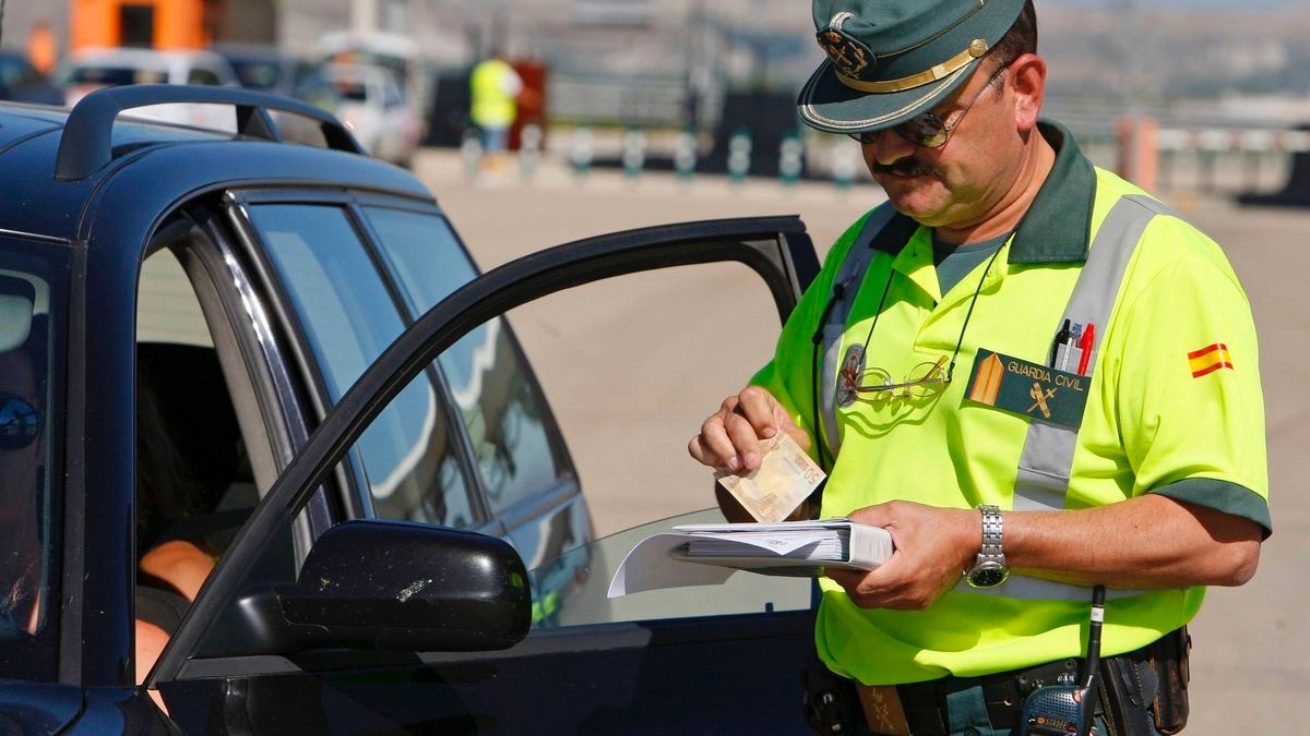 La DGT obliga desde hoy a llevar esto en el vehículo: no llevarlo son 200 euros de multa