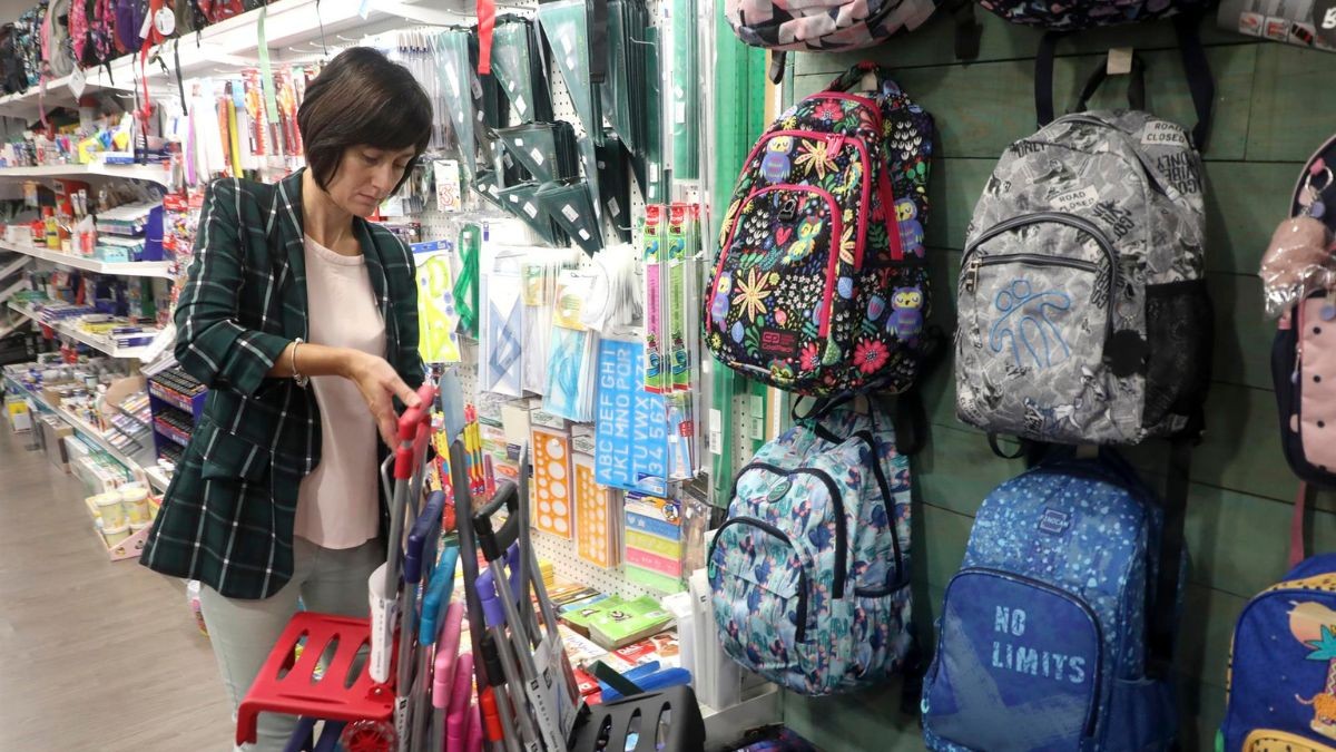 El 90% de las familias están agobiadas por los precios de 'la vuelta al cole' y el 44% prevé gastar más