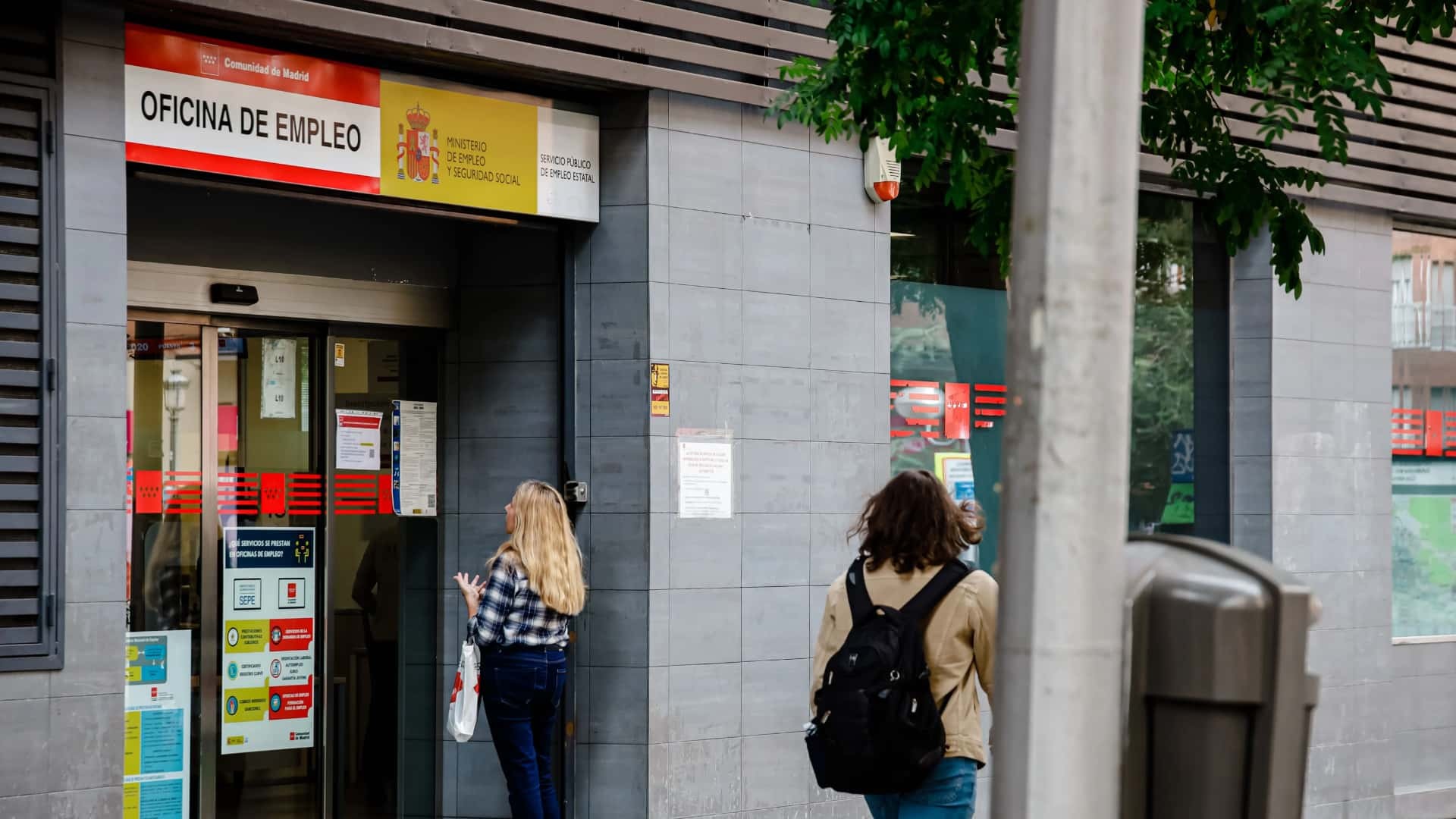El SEPE explica que los desempleados que sufran una baja médica seguirán cobrando el subsidio para mayores de 52 años