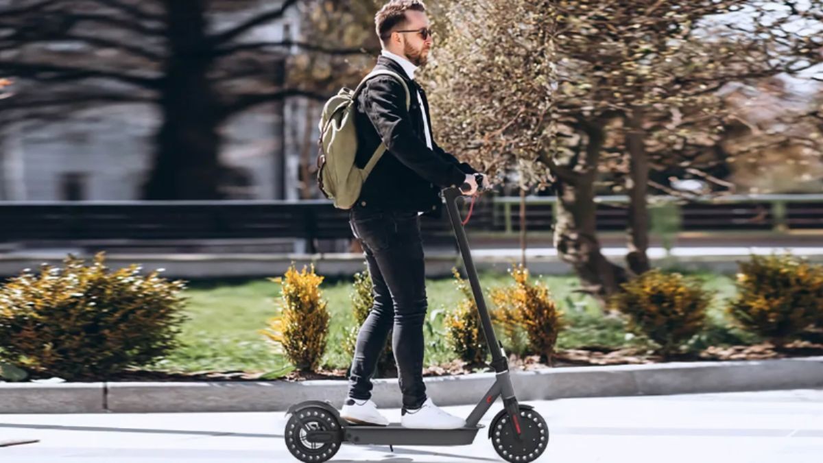 La multa más cara de la DGT si vas en patinete eléctrico y te saltas esta norma